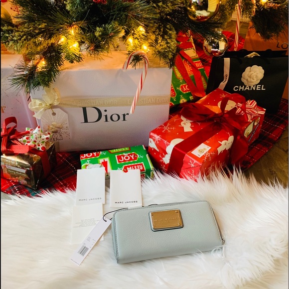 Marc Jacobs Handbags - Marc Jacobs wallet